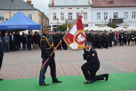 Uroczystość wręczenia sztandaru Komendzie Powiatowej Państwowej Straży Pożarnej w Sanoku w roku jubileuszowym 150-lecia Sanockiej Straży Pożarnej