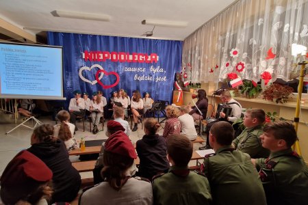 Wspólne śpiewanie polskich piosenek patriotycznych i wojskowych