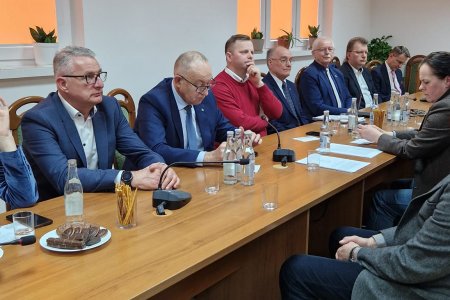 Spotkanie w sprawie planów budowy stacji bazowej telefonii komórkowej w miejscowości Zarszyn