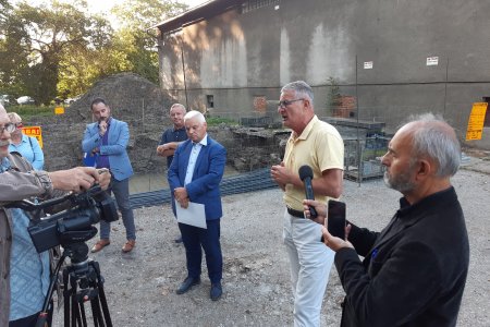 Mieszkańcy Ostrowa k. Przemyśla sprzeciwiają się instalacji masztu 5G