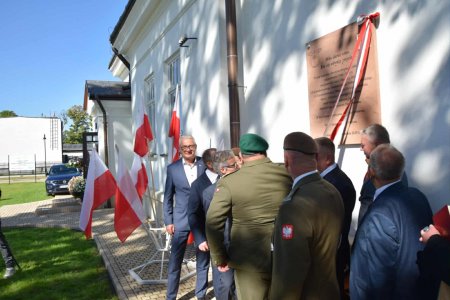 Odsłonięcie tablicy upamiętniającej bazę lotniczą w Stubnie i bohaterskich lotników z okresu II wojny światowej.